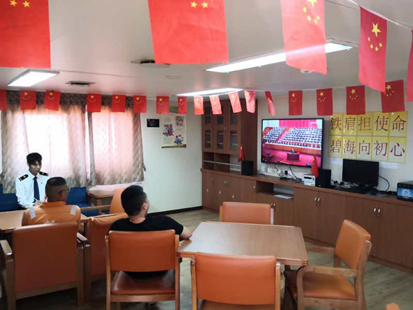 13、ORE TANGSHAN輪組織船員觀看黨的二十大開(kāi)幕會(huì).jpg
