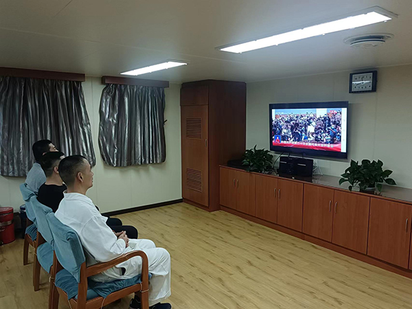 15、ORE ZHOUSHAN輪組織船員觀看黨的二十大開(kāi)幕會(huì).jpg