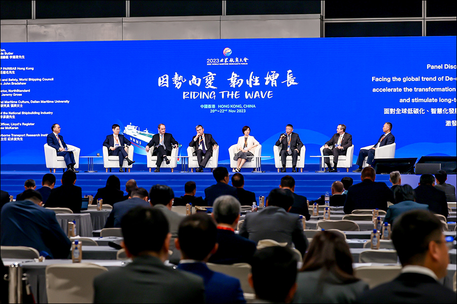 議題二：面對全球低碳化、智能化發(fā)展大勢，航運產(chǎn)業(yè)如何加快轉(zhuǎn)型升級，激發(fā)長遠(yuǎn)發(fā)展動能.jpg